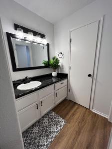 Koupelna v ubytování SLEEK LUXE GEM DownTown Dallas 2Bd 2Ba