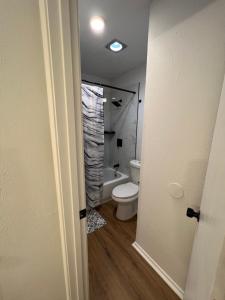 Koupelna v ubytování SLEEK LUXE GEM DownTown Dallas 2Bd 2Ba