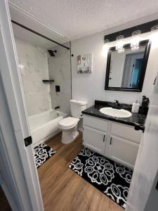 Koupelna v ubytování SLEEK LUXE GEM DownTown Dallas 2Bd 2Ba