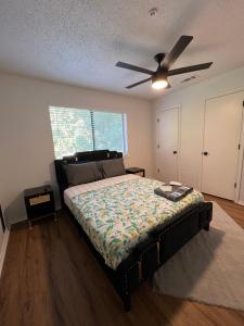 Postel nebo postele na pokoji v ubytování SLEEK LUXE GEM DownTown Dallas 2Bd 2Ba