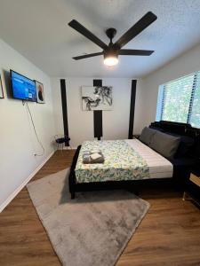 Postel nebo postele na pokoji v ubytování SLEEK LUXE GEM DownTown Dallas 2Bd 2Ba
