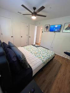 Postel nebo postele na pokoji v ubytování SLEEK LUXE GEM DownTown Dallas 2Bd 2Ba