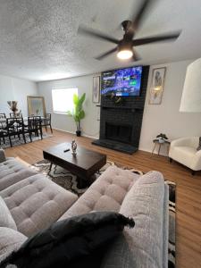TV a/nebo společenská místnost v ubytování SLEEK LUXE GEM DownTown Dallas 2Bd 2Ba