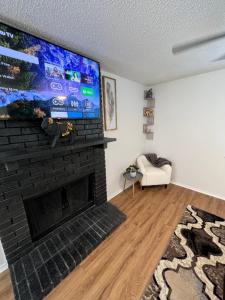 TV a/nebo společenská místnost v ubytování SLEEK LUXE GEM DownTown Dallas 2Bd 2Ba