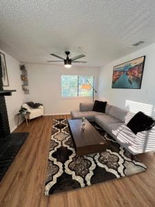 Posezení v ubytování SLEEK LUXE GEM DownTown Dallas 2Bd 2Ba