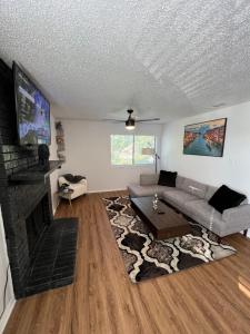 TV a/nebo společenská místnost v ubytování SLEEK LUXE GEM DownTown Dallas 2Bd 2Ba