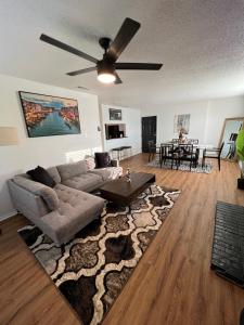 Posezení v ubytování SLEEK LUXE GEM DownTown Dallas 2Bd 2Ba