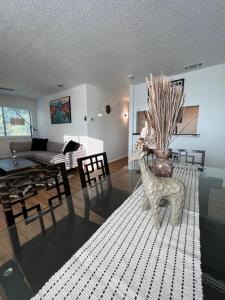 Posezení v ubytování SLEEK LUXE GEM DownTown Dallas 2Bd 2Ba