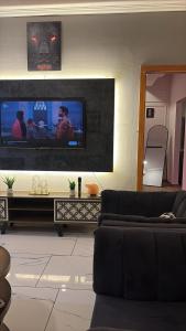 TV a/nebo společenská místnost v ubytování 1BHK Luxe Apartment + 3 fotografie