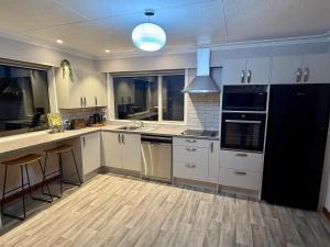Η κουζίνα ή μικρή κουζίνα στο Comfort & Warmth at Stag Lodge Near Queens Park