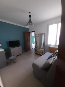 TV a/nebo společenská místnost v ubytování Chambre indépendante