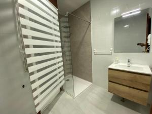 a bathroom with a shower and a sink at A tres Pasos in Caldas de Reis