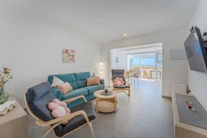 TV a/nebo společenská místnost v ubytování Sea View Apartment Casa Blanca F10