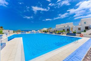 Bazén v ubytování Sea View Apartment Casa Blanca F10 nebo v jeho okolí