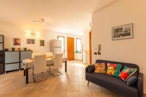 salon z kanapą i jadalnią w obiekcie Villa Bellavista con piscina w mieście Soiano del Lago