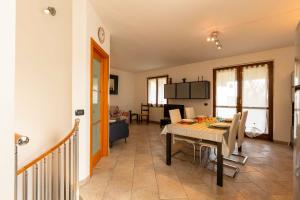 jadalnia i salon ze stołem w obiekcie Villa Bellavista con piscina w mieście Soiano del Lago