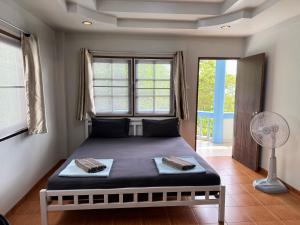 เตียงในห้องที่ Tommy Resort Koh Tao