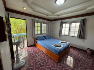 เตียงในห้องที่ Tommy Resort Koh Tao