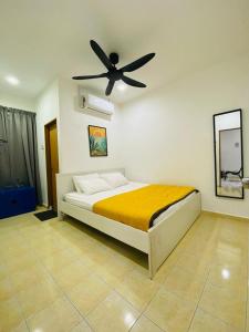 a bedroom with a bed with a ceiling fan at Deena's Cottage Homestay Kulim Hitech Hospital Kulim, Three bedrooms Single Storey Terrace House in Kulim