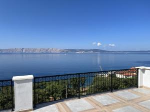 ポヴィレにあるApartmány Kamelias 3 minúty pešo od moraのバルコニーから水辺の景色を望めます。