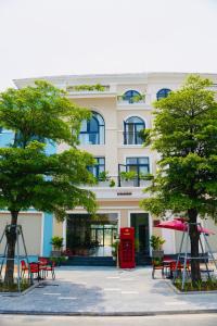 ein Gebäude mit einer roten Telefonzelle davor in der Unterkunft Thai Hoang Villa Quảng Bình in Dong Hoi