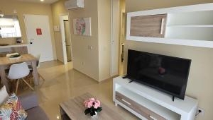 TV a/nebo společenská místnost v ubytování Miramar apartamentos Cosmos