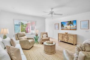 Et opholdsområde på Pink Palm Bungalow