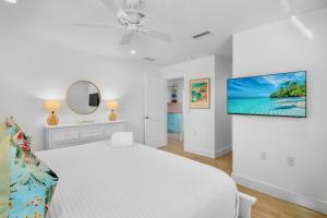 En eller flere senge i et værelse på Pink Palm Bungalow + 30 billeder