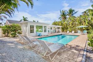 Swimmingpoolen hos eller tæt på Pink Palm Bungalow