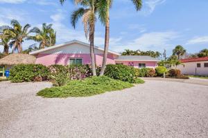 En have udenfor Pink Palm Bungalow