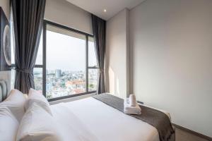 เตียงในห้องที่ Modern Apartment The MarQ D1