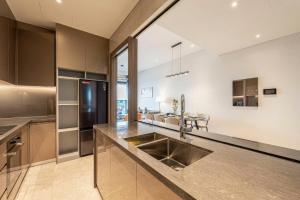 ครัวหรือมุมครัวของ Modern Apartment The MarQ D1
