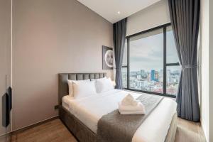 เตียงในห้องที่ Modern Apartment The MarQ D1