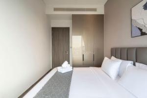เตียงในห้องที่ Modern Apartment The MarQ D1