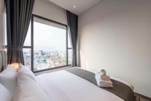 เตียงในห้องที่ Modern Apartment The MarQ D1