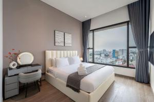 เตียงในห้องที่ Modern Apartment The MarQ D1