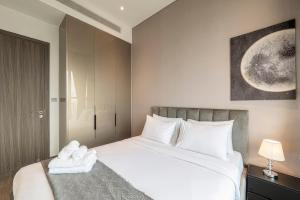 เตียงในห้องที่ Modern Apartment The MarQ D1