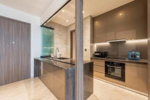 ครัวหรือมุมครัวของ Modern Apartment The MarQ D1