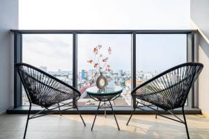 พื้นที่นั่งเล่นของ Modern Apartment The MarQ D1