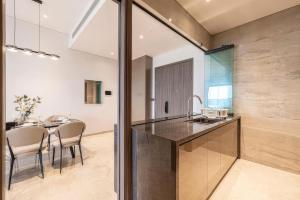 ครัวหรือมุมครัวของ Modern Apartment The MarQ D1