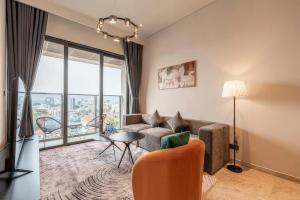 พื้นที่นั่งเล่นของ Modern Apartment The MarQ D1