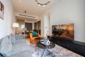 พื้นที่นั่งเล่นของ Modern Apartment The MarQ D1