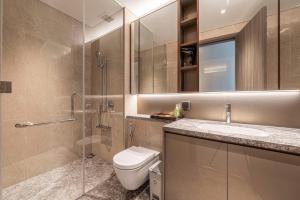 ห้องน้ำของ Modern Apartment The MarQ D1