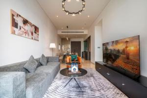 พื้นที่นั่งเล่นของ Modern Apartment The MarQ D1