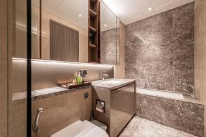 ห้องน้ำของ Modern Apartment The MarQ D1