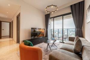 พื้นที่นั่งเล่นของ Modern Apartment The MarQ D1
