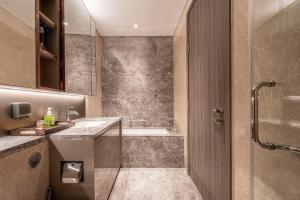 ห้องน้ำของ Modern Apartment The MarQ D1