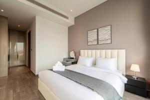 เตียงในห้องที่ Modern Apartment The MarQ D1