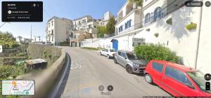una calle con coches aparcados al costado de un edificio en SPICCHIO DI MARE -vista mare-, en Vietri