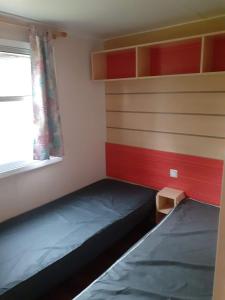 Giường trong phòng chung tại Mobile home 12 lac de bairon